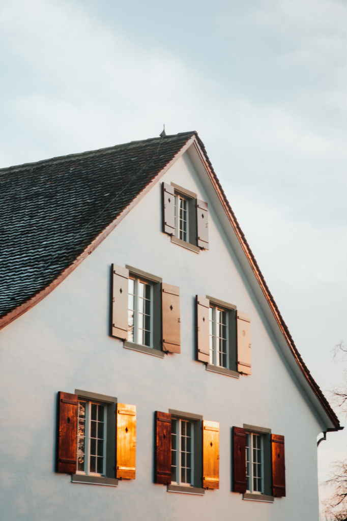 house with clean roof and seamless gutter